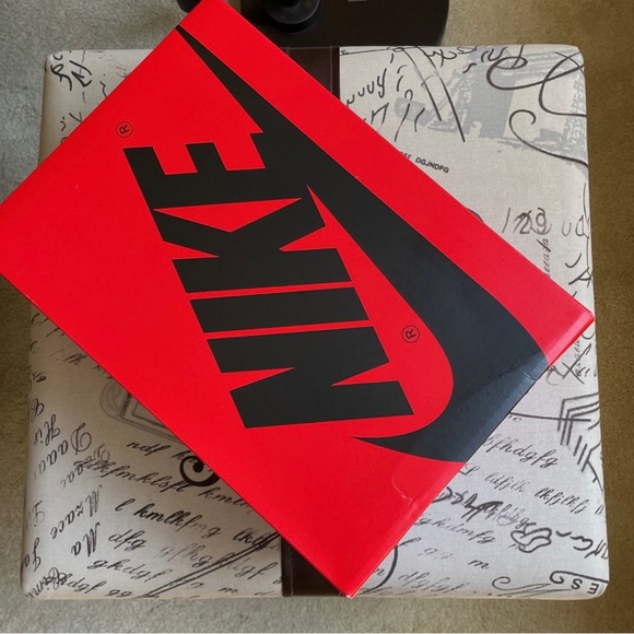 Air Jordan 1 Retro High OG Women's Shoes
Style: DJ4891-061 - Picture 4 of 8